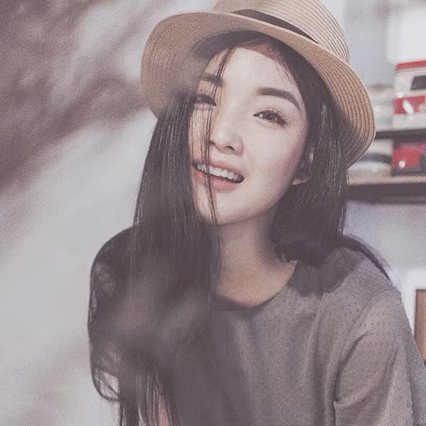 Pang Nattha hiện đang là sinh viên khoa Nghệ thuật ứng dụng của trường Đại học Bangkok đầy danh tiếng. Ngoài sở thích, đam mê chụp ảnh, Pang Nattha còn là một teen icon với phong cách ăn mặc đẹp mắt, cùng vô số tài lẻ khác.