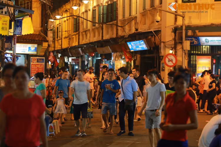 Theo ghi nhận của PV Kiến Thức, sau giờ cấm đường (21h) chào mừng Đại lễ 70 năm Quốc khánh 2/9, các tuyến phố Tây nổi tiếng ở Hà Nội dần vãn người, du khách qua lại. Các tuyến phố như Tạ Hiện, Đào Duy Từ, Mã Mây, Hàng Buồm... vốn vẫn rất đông đúc, chật cứng mỗi buổi tối nhưng hôm nay đã có thay đổi rõ ràng.