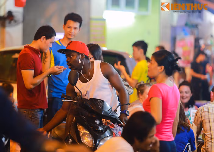 Những vị khách Tây, người nước ngoài ở khách sạn trong khu phố cổ là những người nán lại lâu nhất tại các hàng quán.