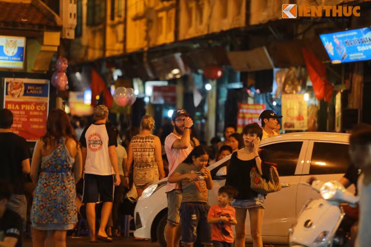 Khu vực đầu phố Tạ Hiện trong buổi tối 1/9 không xảy ra cảnh ùn tắc như hàng ngày, người đi bộ, ô tô, xe máy di chuyển tại đây mà không gặp nhiều khó khăn.