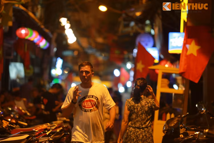 Đến 22h, một vài con ngõ trong khu phố Tây vốn đông nghịt người hàng ngày cũng đã vắng lặng hơn.