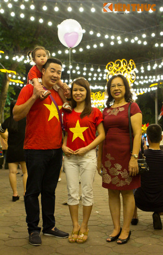 Hệ thống đèn trang trí quanh Hồ Gươm phục vụ 2/9 tạo nên khung cảnh ấn tượng, hấp dẫn nhiều người dân đến dạo chơi, chụp ảnh. Các tuyến phố như Đinh Tiên Hoàng, Hàng Khay, khu vực tượng đài Lý Thái Tổ đông kín người.