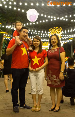 Hệ thống đèn trang trí quanh Hồ Gươm phục vụ 2/9 tạo nên khung cảnh ấn tượng, hấp dẫn nhiều người dân đến dạo chơi, chụp ảnh. Các tuyến phố như Đinh Tiên Hoàng, Hàng Khay, khu vực tượng đài Lý Thái Tổ đông kín người.