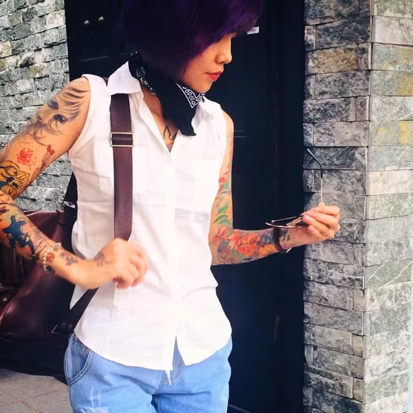 Sự bức xúc của Huỳnh Mai được cô nàng giãi bày trên trang cá nhân. Dân mạng người khen, kẻ chê cô gái trẻ tuổi về những lời lẽ này nhưng nhìn chung ai cũng thừa nhận tâm lý của mọi người nói chung hiện vẫn khá khắt khe, thiếu cởi mở với những người xăm mình. Tâm lý "Xăm mình là giang hồ, là không đứng đắn" dường như đã tồn tại quá lâu và khiến những bạn trẻ đam mê nghệ thuật xăm, xăm thẩm mỹ phải chịu không ít khó khăn khi bộc lộ đam mê, sở thích của mình.