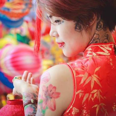 Dân mạng mau chóng tìm ra cô gái xăm trổ bị người khác bĩu môi trong bức ảnh đang gây sốt là Phạm Thị Huỳnh Mai, sinh năm 1990. Cô gái này gần đây cũng thường xuất hiện trên các trang tin giới trẻ với phong cách, ngoại hình với nhiều hình xăm ấn tượng.