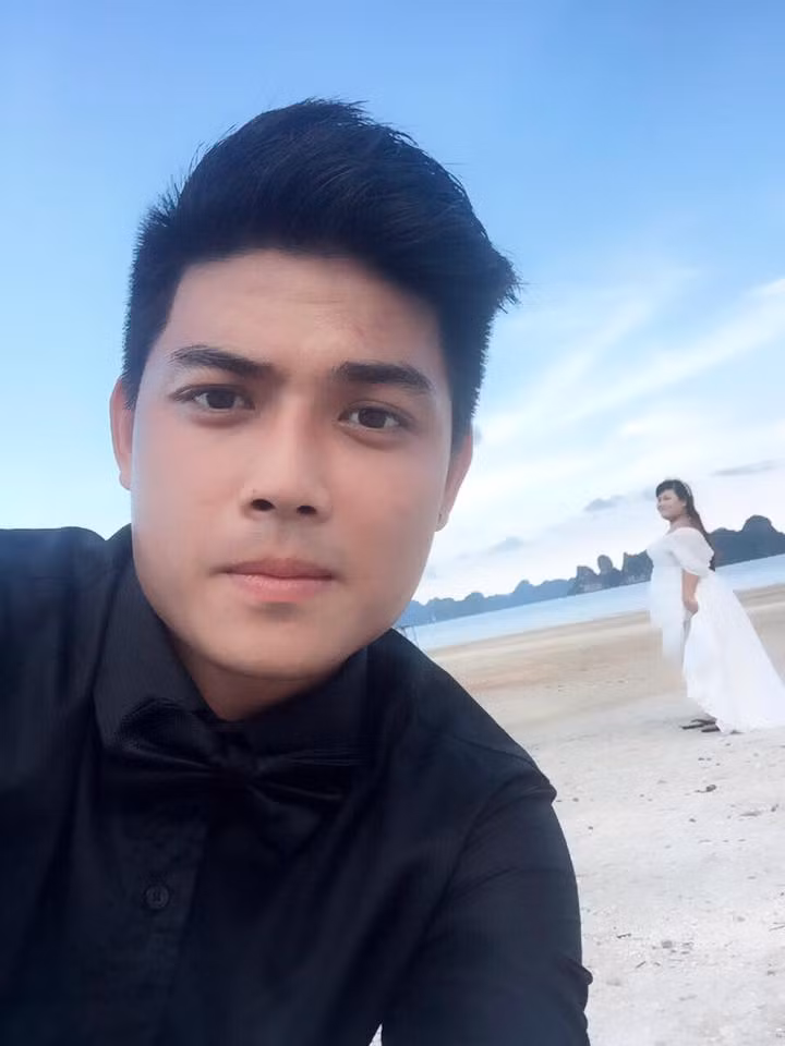 Được biết đến sau một vài bức ảnh chụp trong lễ ăn hỏi, nơi sự chênh lệch về vóc dáng giữa Thanh Tùng và Thanh Mai trở thành điều gây chú ý đặc biệt. Mới đây cặp đôi chồng gầy vợ béo vừa tiết lộ thêm nhiều hình ảnh trong hậu trường chụp ảnh nhí nhố, đáng yêu khiến bạn bè phải cười ngặt nghẽo.