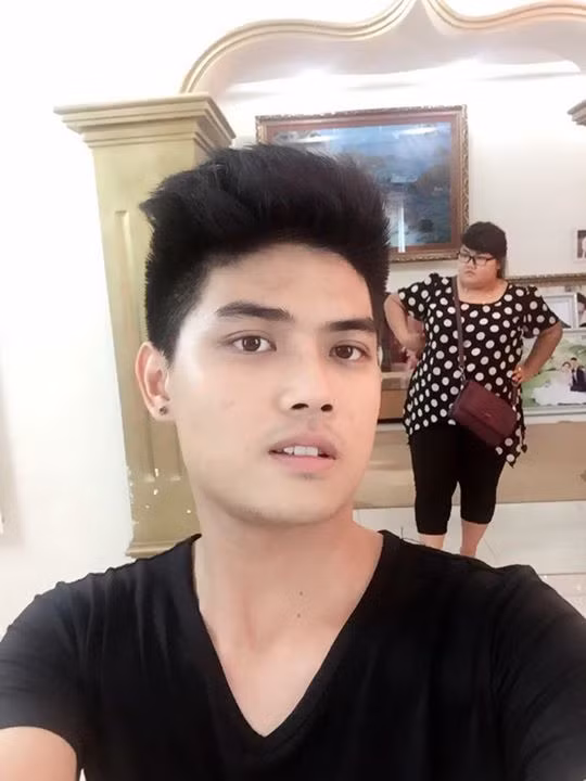 Đây là cách thể hiện rất đặc biệt của chàng trai trẻ khiến nhiều bạn bè, dân mạng cảm thấy rất thú vị và đáng yêu. Anh chàng luôn biết cách để tạo niềm vui cho bạn gái từ khi mới yêu nhau cho đến khi về chung một nhà.