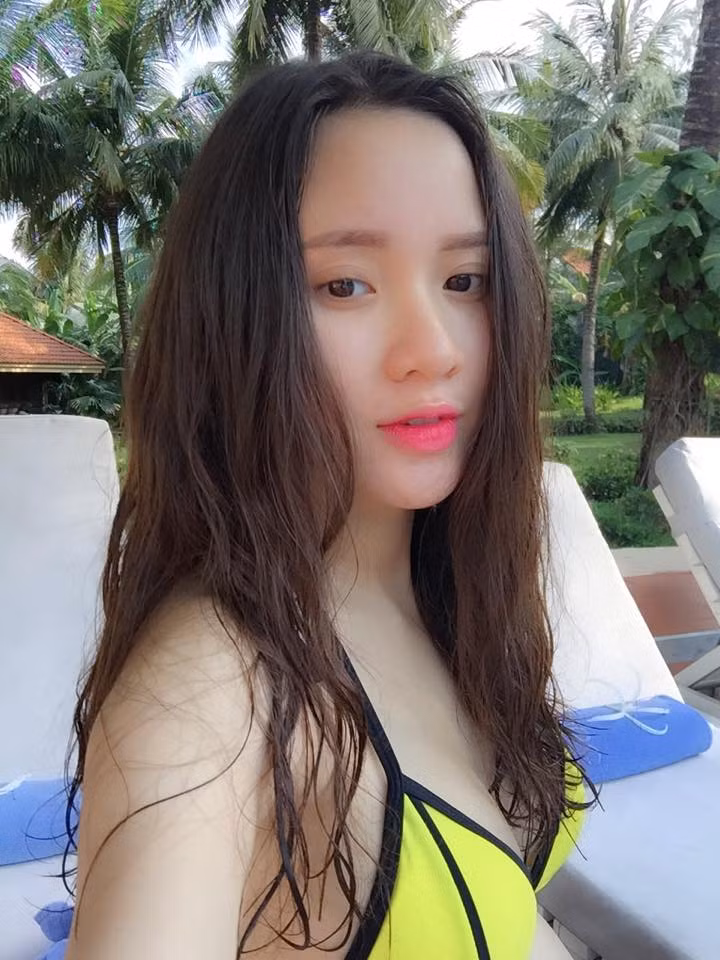 Thanh Huyền tiết lộ cô ăn uống theo chế độ low carb, tuyệt đối không ăn tinh bột, ăn nhiều rau xanh và kết hợp với một số bài tập đặc biệt cô học trên mạng để duy trì vóc dáng đẹp, cơ thể săn chắc.