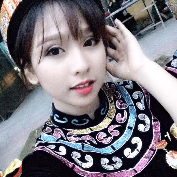 Cô nữ sinh xinh đẹp chinh phục nhiều dân mạng bằng nhan sắc trời cho, mang nhiều nét lai quyến rũ. Theo chia của Phương Thảo, chiếc mũi cao và nụ cười "hơi đặc biệt" khiến nhiều bạn bè từng nhầm tưởng cô là con lai.