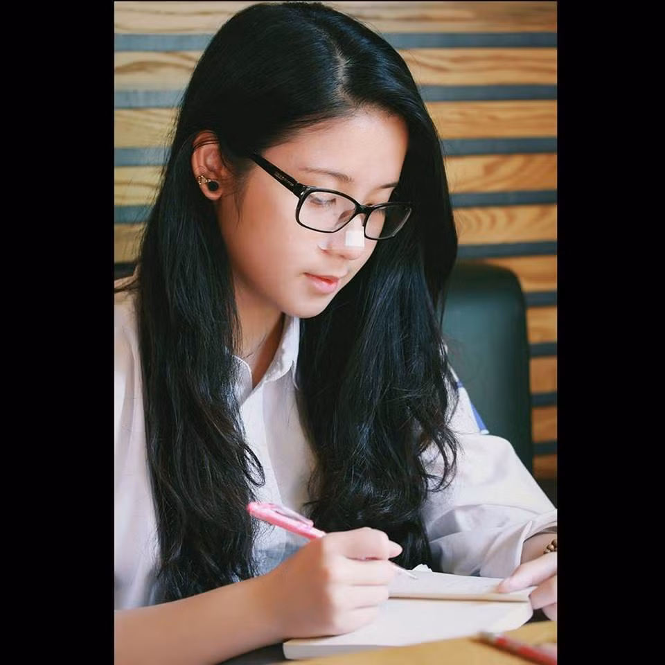 Ngoài là một nữ sinh Việt giành học bổng ở Anh, Kim Chi còn gây ấn tượng bằng ngoại hình xinh đẹp, nét đáng yêu và sự đa tài của mình. Năm nay 18 tuổi, Kim Chi sở hữu khuôn mặt xinh xắn như búp bê, với nhiều nét dễ khiến người đối diện liên tưởng tới các hot girl Hàn Quốc.