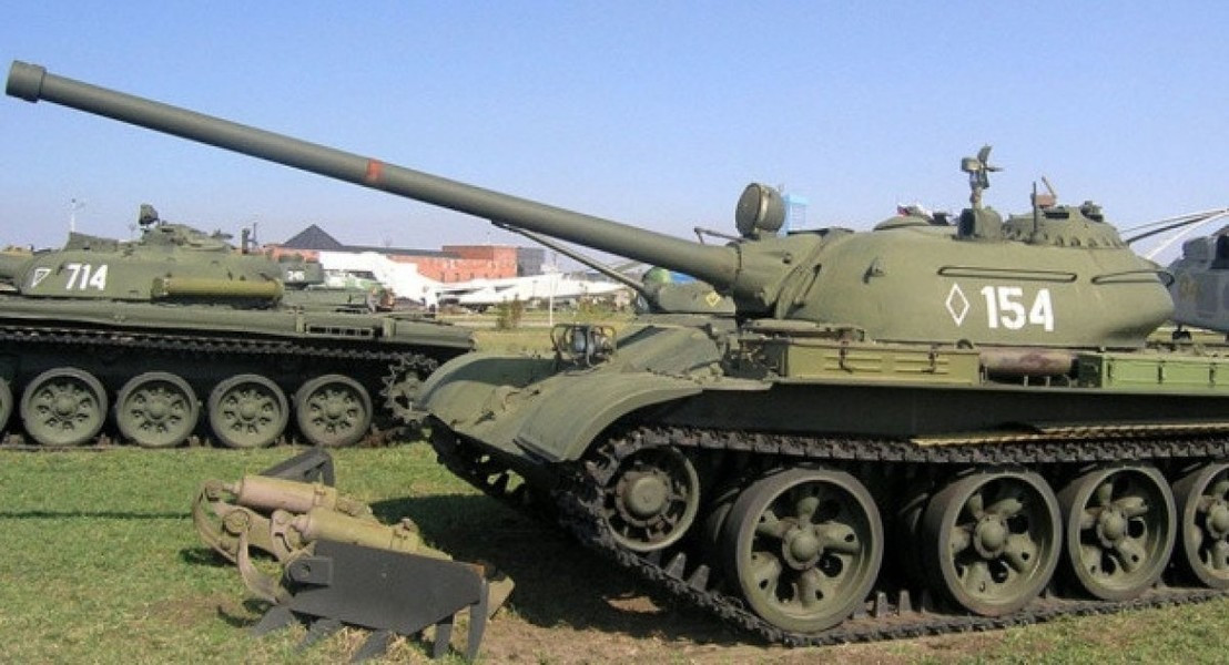 Đáng ngạc nhiên ở chỗ điểm mạnh của T-55 lại là khẩu pháo D-102TS 100 mm có rãnh xoắn mà cho đến gần đây vẫn bị coi là lỗi thời. Vũ khí chính của T-55 được phân biệt bởi đường đạn tuyệt vời và độ chính xác rất cao.