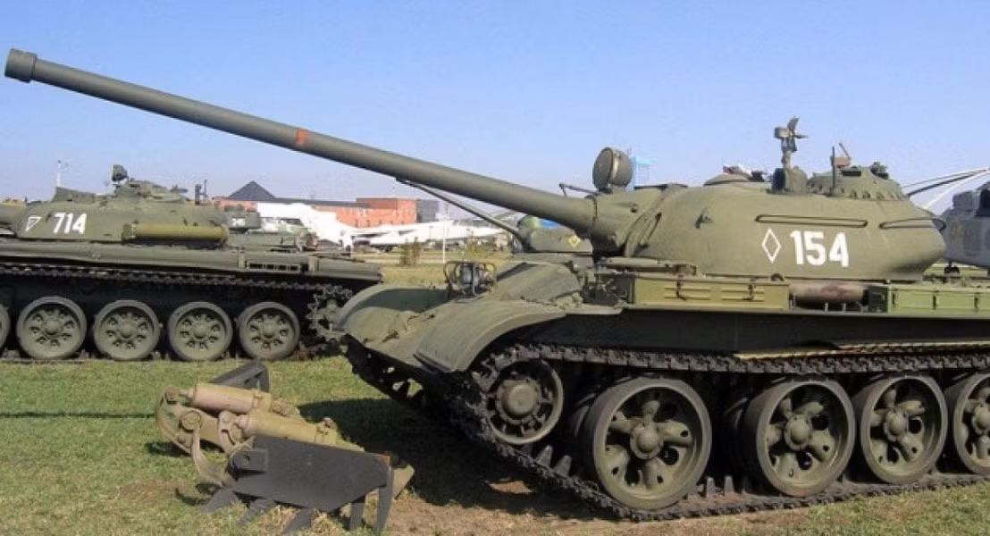 Đáng ngạc nhiên ở chỗ điểm mạnh của T-55 lại là khẩu pháo D-102TS 100 mm có rãnh xoắn mà cho đến gần đây vẫn bị coi là lỗi thời. Vũ khí chính của T-55 được phân biệt bởi đường đạn tuyệt vời và độ chính xác rất cao.