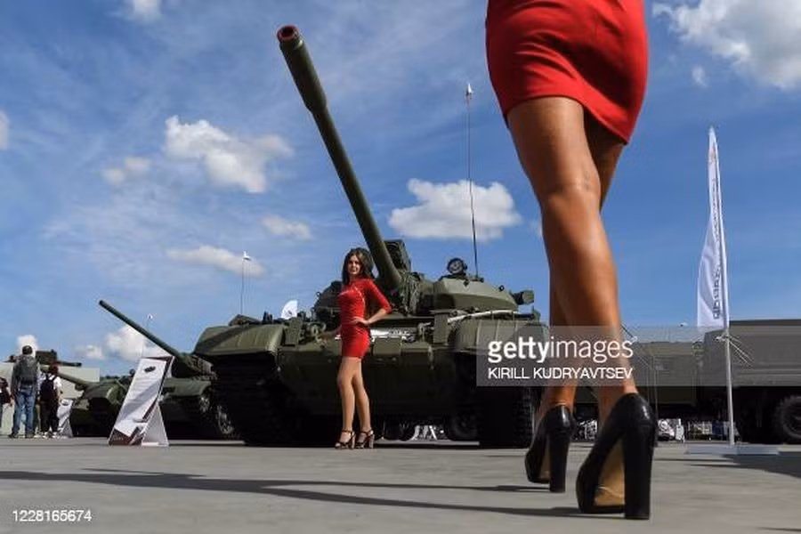 Như kinh nghiệm tác chiến đã chứng minh, xe tăng về cơ bản có thể đóng vai trò "súng bắn tỉa", khi đánh vào các hỏa điểm kiên cố, xe bọc thép bánh xích hạng nhẹ và nhân lực của đối phương.