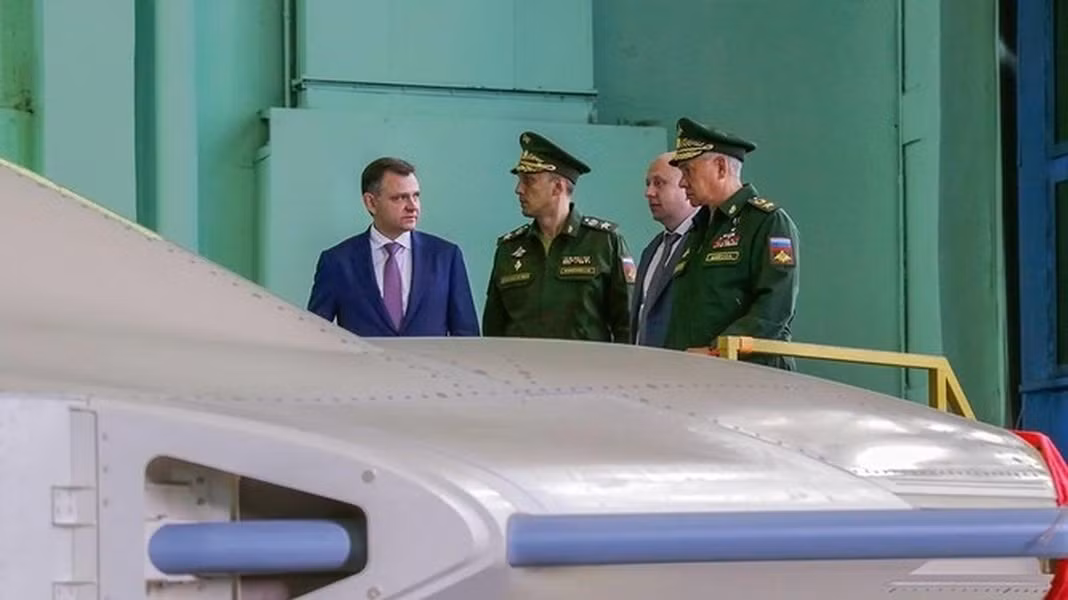 Người điều khiển "Thợ săn" sẽ sử dụng tên lửa không đối đất và nhiều loại bom - dẫn đường cũng như rơi tự do để tấn công đối phương. Các quả đạn được lên kế hoạch đặt trong khoang vũ khí bên trong thân chiếc UAV.