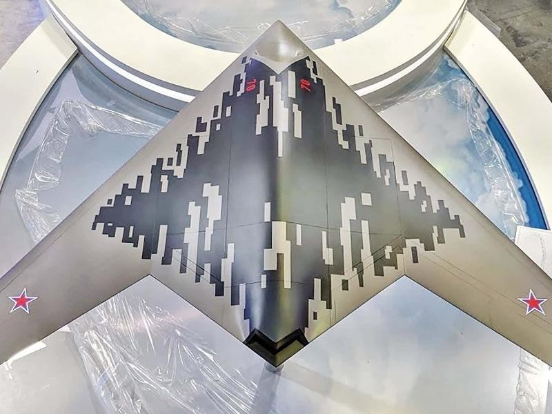 Ấn phẩm quân sự của Mỹ nhận xét, S-70 Okhotnik (Thợ săn) do Nga nghiên cứu phát triển là một máy bay không người lái tàng hình được trang bị vũ khí và có thể tấn công các vật thể khi ở trên không.