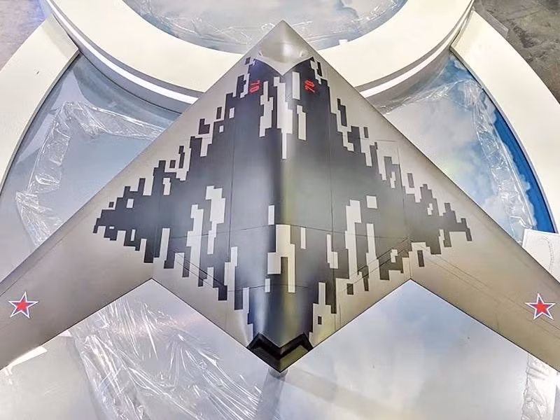 Ấn phẩm quân sự của Mỹ nhận xét, S-70 Okhotnik (Thợ săn) do Nga nghiên cứu phát triển là một máy bay không người lái tàng hình được trang bị vũ khí và có thể tấn công các vật thể khi ở trên không.