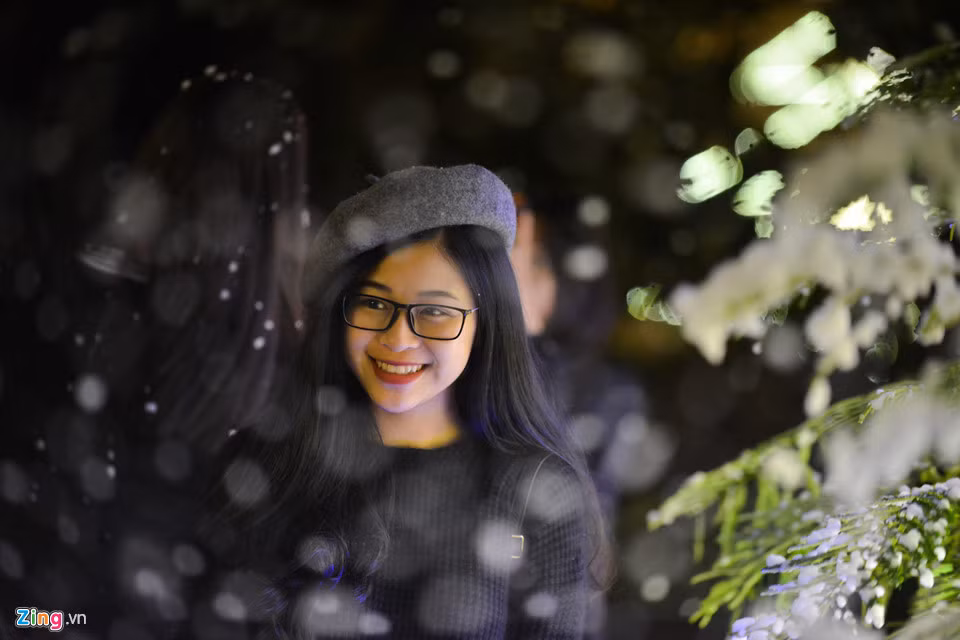 Thỉnh thoảng, tuyết nhân tạo sẽ rơi trong khoảng thời gian từ nay cho đến khi Giáng sinh kết thúc. Nhà trường không thông báo chính xác khi nào sẽ có "tuyết" rơi để tạo thú vị và bất ngờ cho sinh viên.