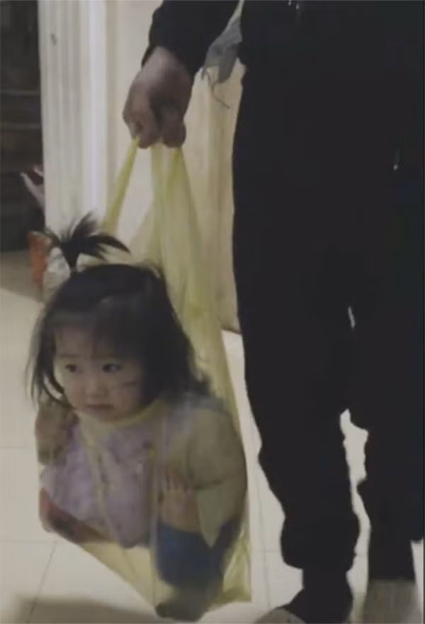 Người đăng tải clip 'ông bố của năm' tên là Trần Thu Huyền (sinh năm 1988), cũng là mẹ của em bé trong clip. Ông bố tên là Dương Châu (sinh năm 1981), bé gái được bố xách trong túi ni-lông tên là Dương An Nhiên (2 tuổi). Cả gia đình đang sống tại Hà Nội. Huyền cho biết, clip quay cảnh 2 bố con đang được cộng đồng mạng chia sẻ được quay trước đó 1 hôm. 'Clip chỉ là diễn thôi. Chồng mình khá bận nên được ở nhà hôm nào thì chơi cùng con. Hôm đó chẳng hiểu lấy đâu ra cái túi rồi nhét bé vào và xách lên. Thùng bia rỗng, biểu cảm của bé thì vừa sợ hãi vừa thích thú khiến cả nhà buồn cười' - Huyền chia sẻ.