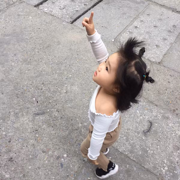 Huyền cho biết, chỉ là trò chơi nên bố chỉ xách em bé loanh quanh trong nhà. Chủ ý để con vào túi ni-ông cũng là do bố nghĩ ra. 'Ban đầu, bé cũng sợ hãi, nhưng sau đó thích lắm, bố mẹ bảo ra thì không ra, còn bắt bố xách đi lòng vòng quanh nhà' - Huyền chia sẻ thêm.