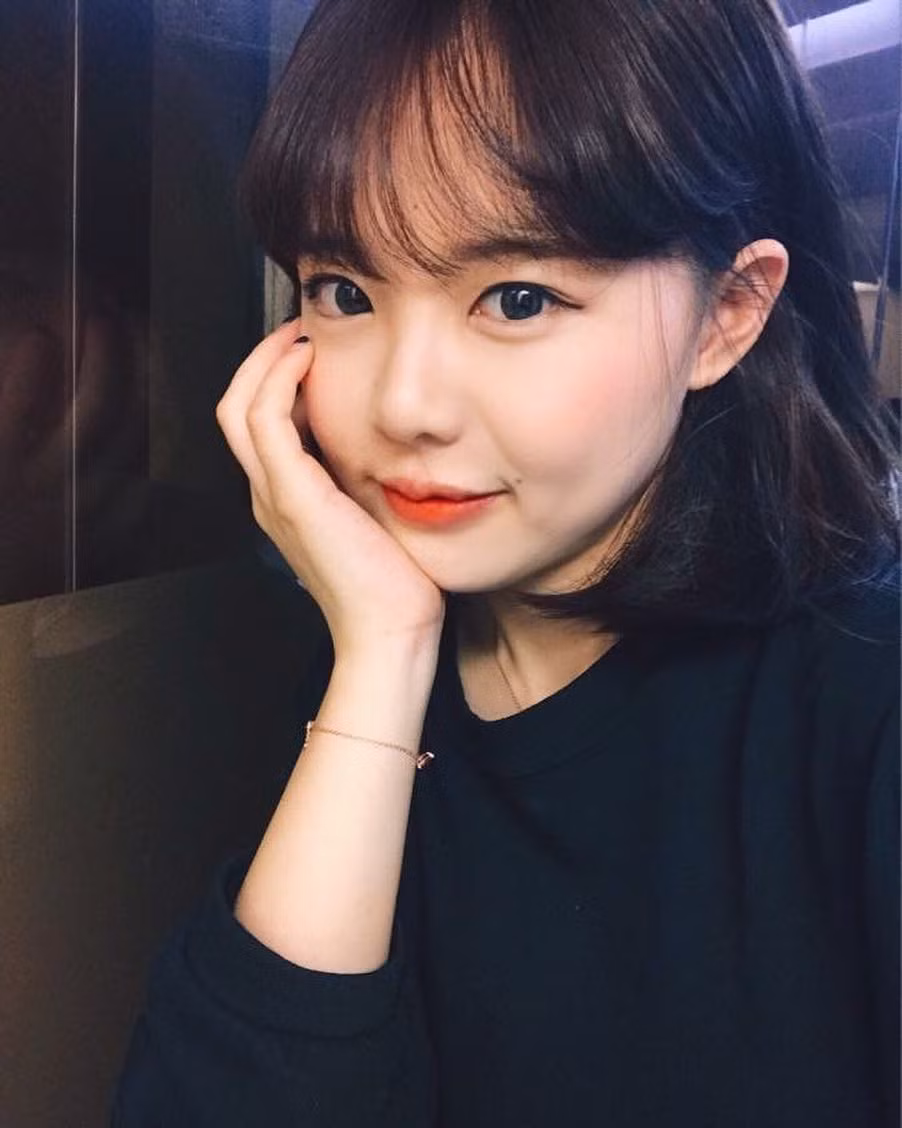 Hong Young Ki, Giám đốc điều hành của một trung tâm mua sắm đã trở nên nổi tiếng sau khi xuất hiện với những hình ảnh dễ thương trên chương trình "Ulzzang Shidae" của kênh Comedy TV, Hàn Quốc.