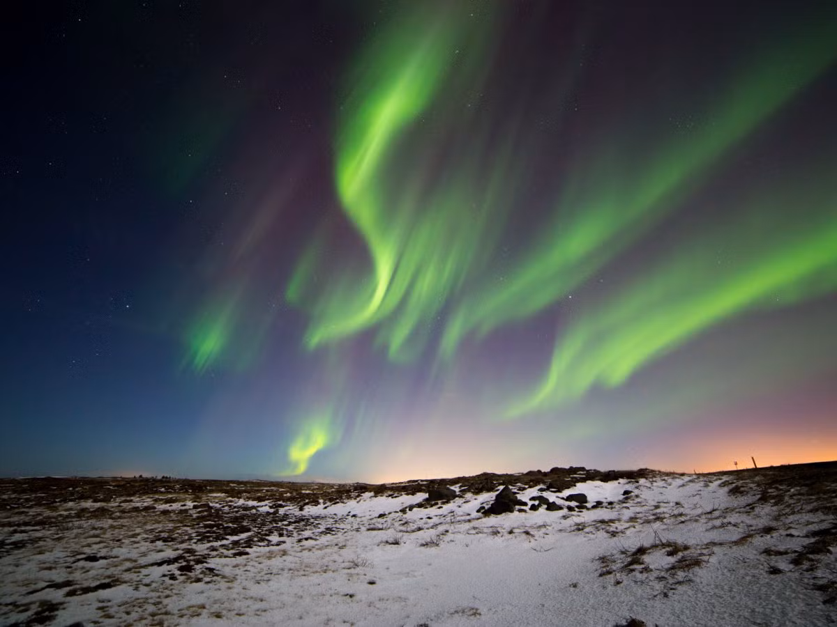  9. Aurora Borealis (Iceland): Một trong những nơi tốt nhất để đi ở Iceland là Aurora Borealis, nơi có khung cảnh thiên nhiên kì vĩ. Đây cũng là đất nước có những điểm du lịch nổi tiếng nhất thế giới. Hãy ghé thăm quốc gia đảo này từ tháng 10 đến tháng 3 để có cơ hội tốt nhất để xem hiện tượng lý thú của thiên nhiên và tận hưởng phút giây thư giãn tắm suối nước nóng nổi tiếng ở nơi đây.