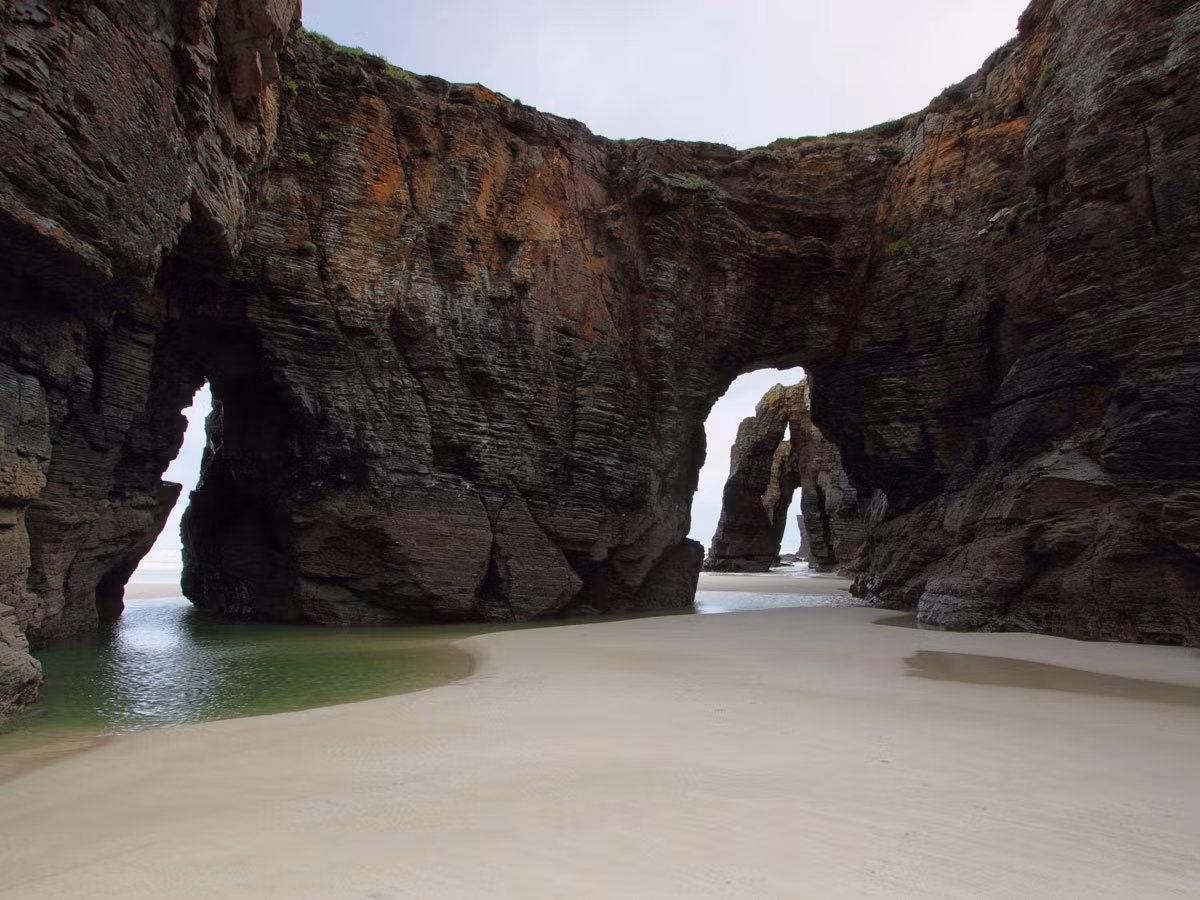  8. Bãi biển Nhà thờ (Tây Ban Nha): Dọc theo bờ biển phía bắc của Tây Ban Nha, hàng ngàn thủy triều và dòng chảy đã chạm khắc những vách đá của bãi biển của Nhà thờ, còn được gọi là Praia de Augas Santas ("Bãi biển của Holy Waters"), vào cái trông giống như một chuỗi nhà thờ với kiến trúc Gothic. Tản bộ dọc theo bãi biển nổi tiếng này khi thủy triều xuống thấp để trải nghiệm những khối đá tuyệt đẹp, những vách đá và các hang động. Trung bình một đêm khách sạn ở nơi đây có giá khoảng 100 USD.