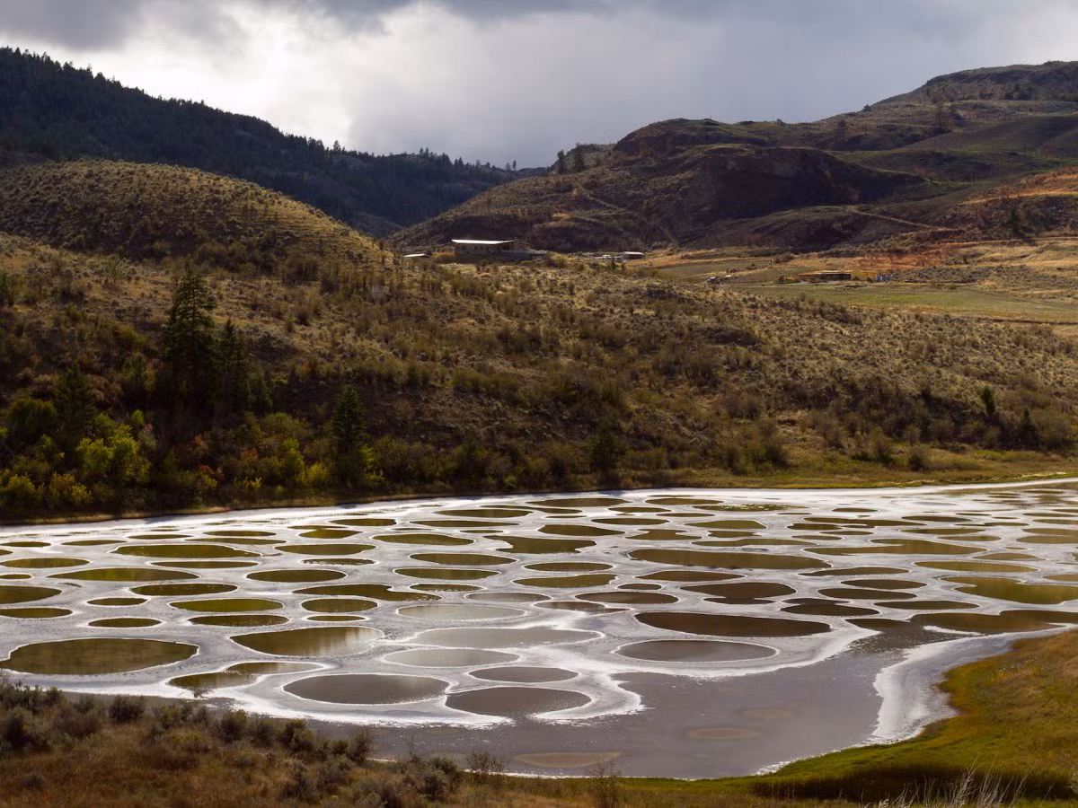  3. Hồ Spotted (Canada): Khi mùa hè bắt đầu tại British Columbia, thời tiết ấm áp hơn sẽ biến hồ nước nơi đây trở thành nơi “huyền diệu nhất ở Canada”. Mặt hồ tan chảy bởi sự bốc hơi nước tạo nên cảnh tượng vô cùng kì lạ và đẹp mắt.Khung cảnh tuyệt đẹp nơi này sẽ khiến bạn phải sửng sốt. Thêm vào đó, giá phòng ở đây chỉ vào khoảng 150 USD/đêm.