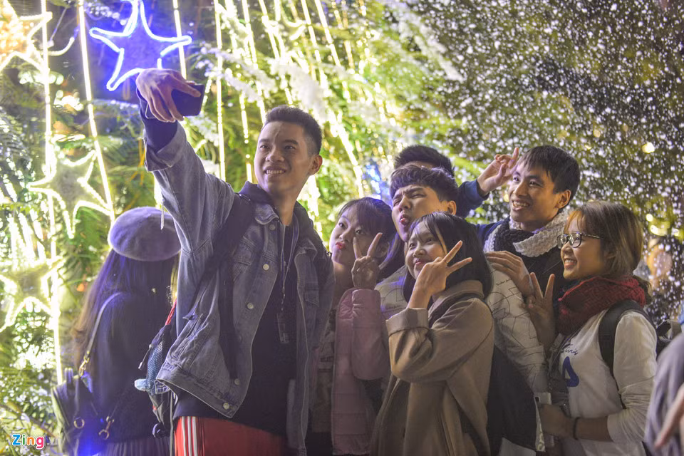Nhiều sinh viên hứng thú chụp ảnh tập thể trong khung cảnh "tuyết" rơi. Nhóm bạn của Dương ghi lại những bức hình kỷ niệm đáng nhớ của mùa đông.