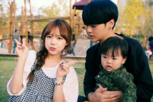 Đôi vợ chồng cùng "xì-tin".