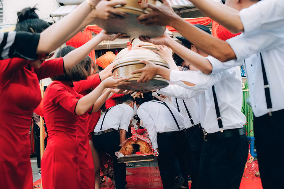 Chia sẻ về ý tưởng của bộ ảnh này, Ngọc Dũng cho biết: 'Bất cứ ai đều mong muốn đám cưới của mình sẽ có điểm lạ, ý nghĩa, khó quên và mình cũng thế. Nhà vợ mình là người Hoa, lại nằm trong khu toàn người Hoa, nhận thấy bối cảnh phù hợp nên quyết định làm theo kiểu của người Hoa luôn'.