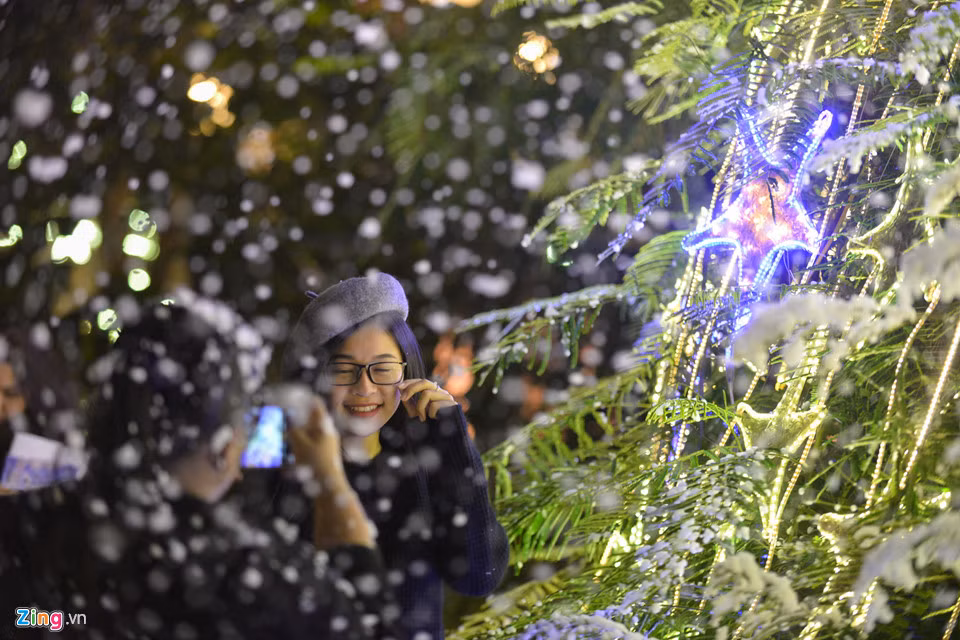 “Mình cứ nghĩ phải lên Sa Pa mới được ngắm tuyết nhưng giờ đây chỉ cần ở Hà Nội, ước mơ cũng trở thành hiện thực rồi”, một sinh viên chia sẻ.