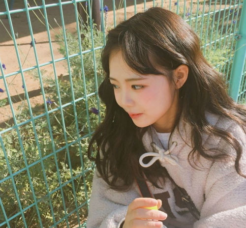 Việc kết hôn sớm khiến Young Ki giống như một bà mẹ nhí dễ thương.