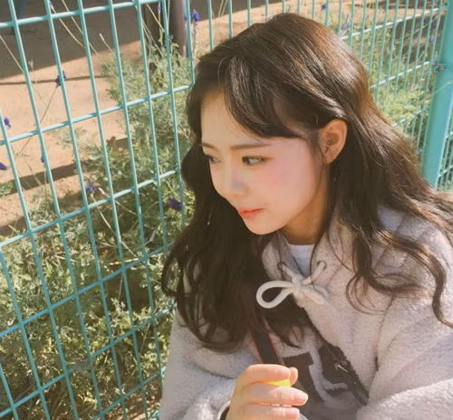 Việc kết hôn sớm khiến Young Ki giống như một bà mẹ nhí dễ thương.