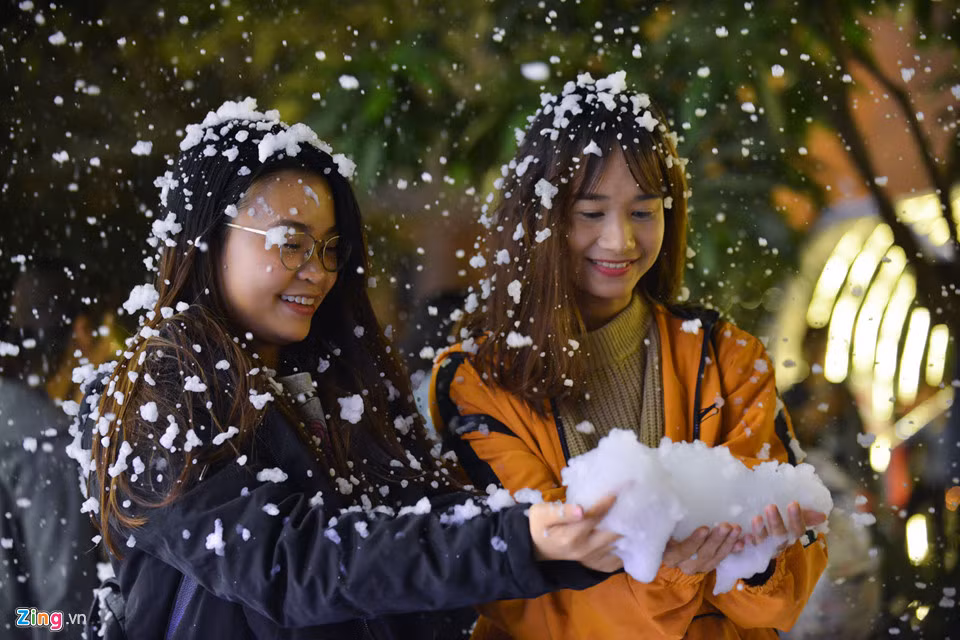 Các bạn sinh viên Đại học Thăng Long thích thú khi lần đầu tiên được ngắm tuyết.