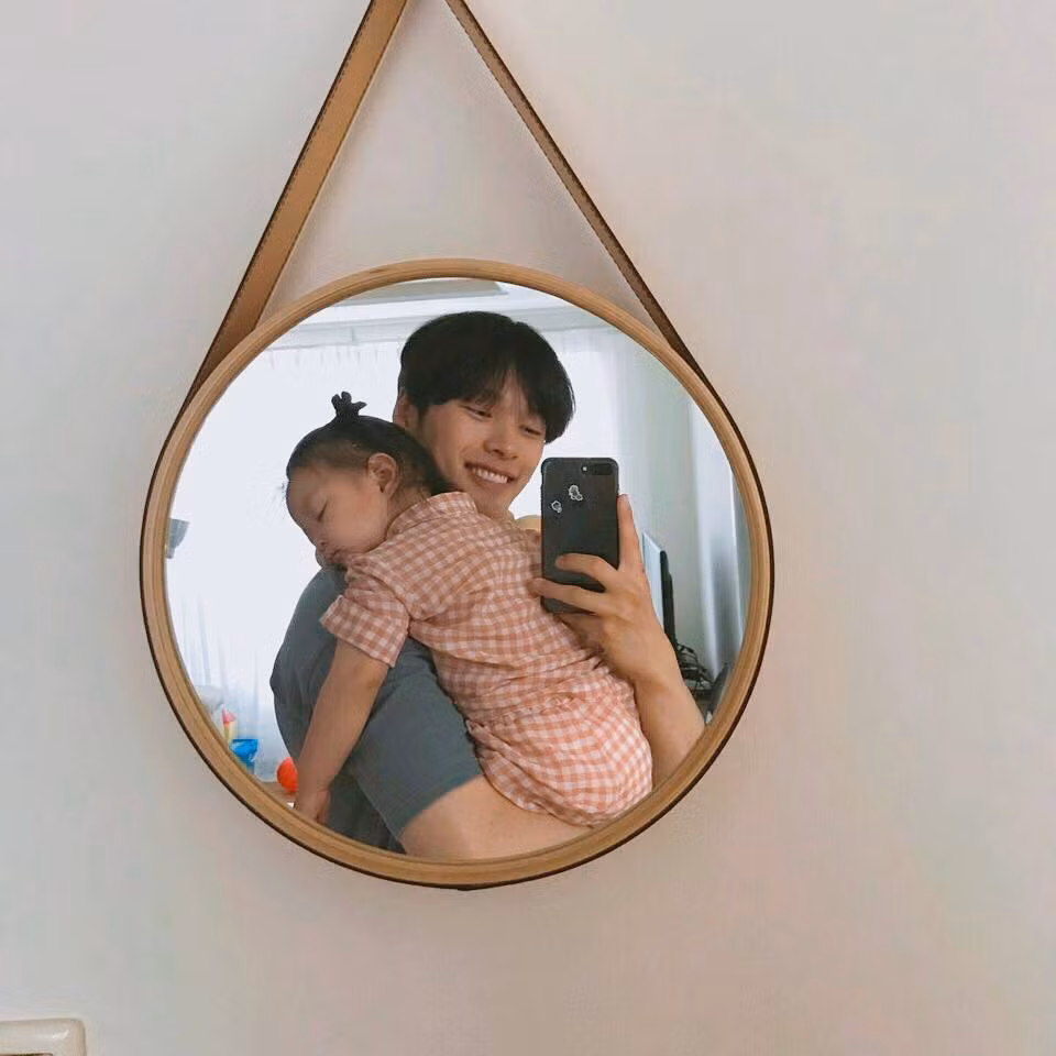 Anh thể hiện mình là người không những đẹp trai mà còn là một ông bố và người chồng mẫu mực. Điều này khiến anh càng có thêm nhiều người hâm mộ.