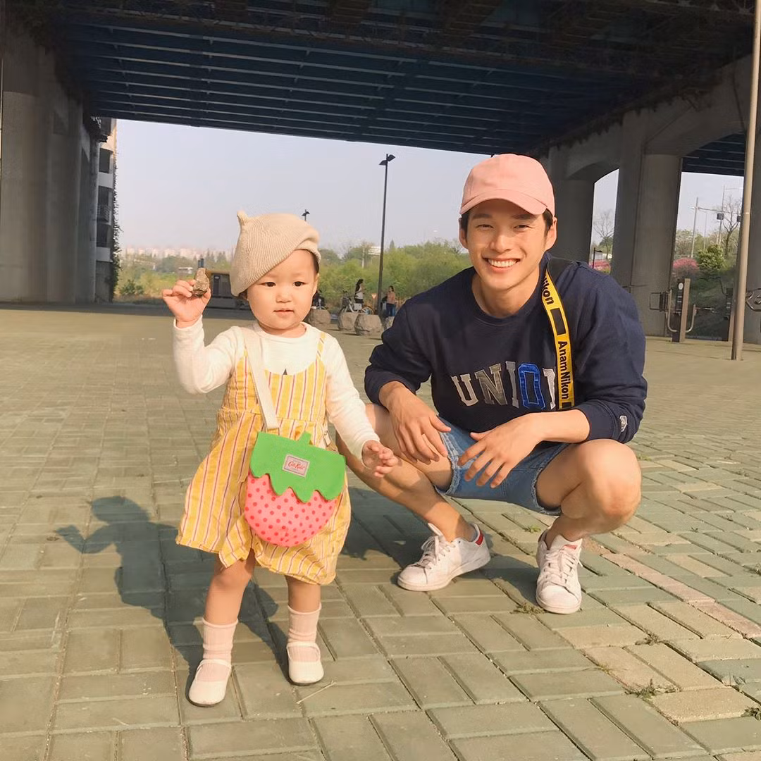 Ông bố trẻ thường viết về cuộc sống gia đình của mình trên mạng xã hội. Con gái và vợ thường xuyên xuất hiện trong các bức ảnh của anh.