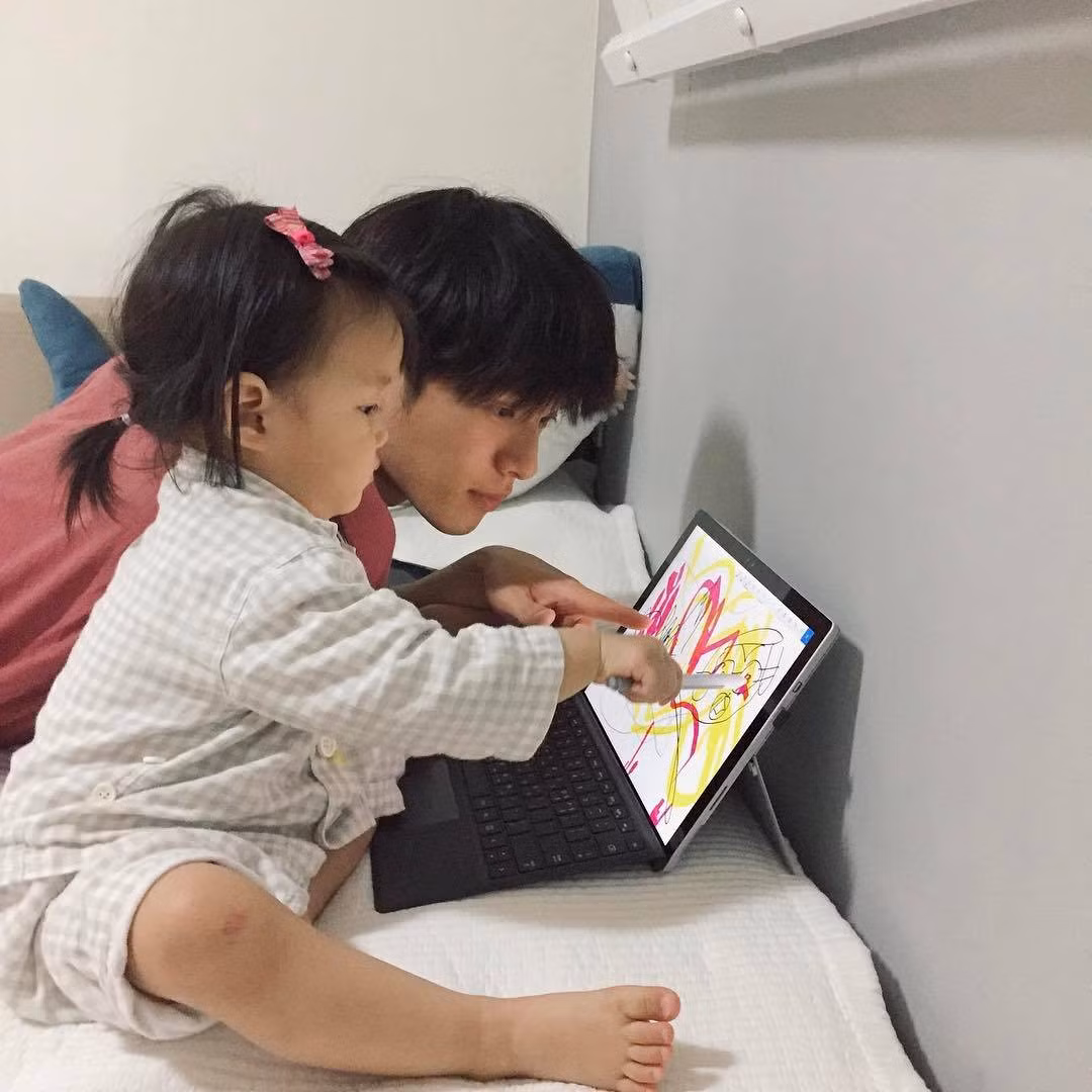 Minsoo cũng rất chịu khó chơi đùa với cô con gái nhỏ nên nhiều fan hâm mộ nhận xét anh không những đẹp trai mà còn là một ông bố và người chồng mẫu mực.