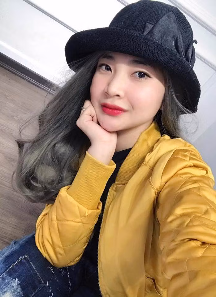 Nhìn ngoại hình “xanh tươi”, body thon gọn của Trà My, chắc chắn nhiều người “ngã ngữa” khi biết cô gái 9x này đã lập gia đình và là mẹ bỉm sữa của cậu con trai 21 tháng kháu khỉnh và vô cùng lanh lợi.