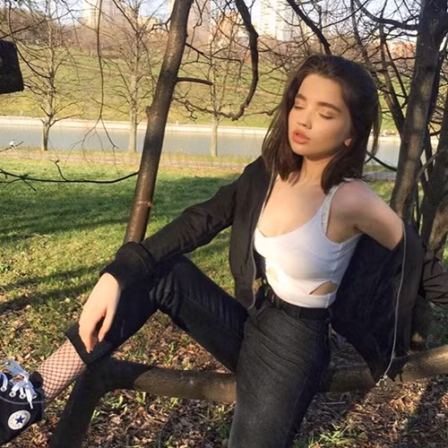 Tuy nhiên, bên cạnh những bình luận tán dương, ca ngợi Yana, cũng có người cho rằng chỉ mới 14 tuổi, Yana không nên quá chú tâm để vẻ bề ngoài và cũng không nên ăn mặc gợi cảm như thế. Cô nàng nên chú tâm vào việc học, ăn mặc đúng độ tuổi, tránh những ảnh hưởng không cần thiết.