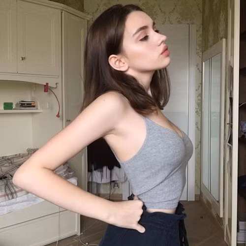 Theo thông tin ghi trên trang cá nhân, hot girl người Nga này có tên Yana Poplavskaya, sinh ngày 10/6/2003 tại Moscow, năm nay vừa đúng 14 tuổi.