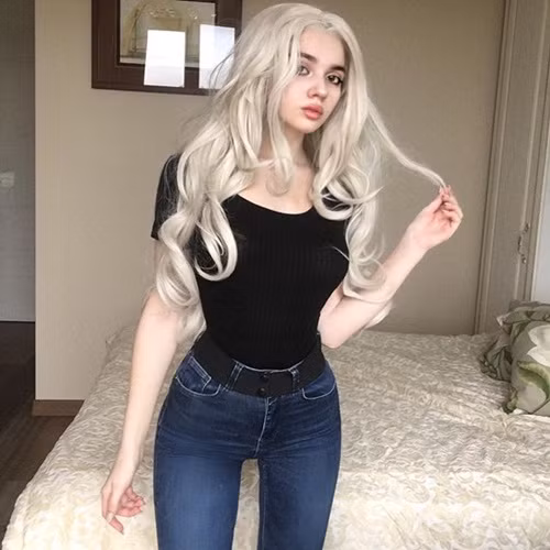 Có thể nói, Yana chẳng khác nào một người mẫu tuổi teen chính hiệu. Đặc biệt, chỉ mới tham gia trang mạng xã hội Instagram từ khoảng cuối tháng 8 năm nay thế nhưng tài khoản cá nhân của Yana đã có tới hơn 40.000 người theo dõi. Mỗi bức ảnh của cô nàng cũng nhận được hàng chục ngàn lượt yêu thích, chia sẻ.