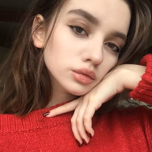 Nhiều người so sánh, cho rằng Yana chính là cộng hưởng của vẻ đẹp lai giữa hot girl nổi tiếng đình đám thế giới là Lily Maymac và Kylie Kardashian.