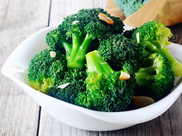 Các loại rau màu xanh đậm như rau cải, rau chân vịt, bông cải xanh... là những thực phẩm có hàm lượng canxi cao.