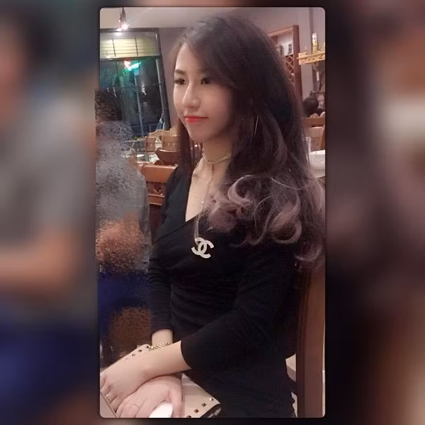 "Tuỳ con lợn mẹ, có con tuỳ lúc có con sòn sòn ra 3-4 con một lúc, mình không lau màng mũi là nó sẽ bị ngạt. Có lúc 30 phút đến 1 tiếng hay vài tiếng lợn mẹ mới đẻ tiếp. Mình phải đỡ đẻ con này xong rồi chạy sang con kia...", Minh Hương chia sẻ.