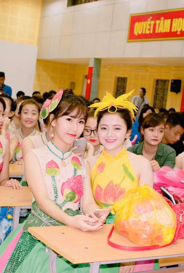 Cựu học sinh trường THPT Chuyên Sơn La còn khá năng nổ trong các hoạt động về văn nghệ và thể thao.