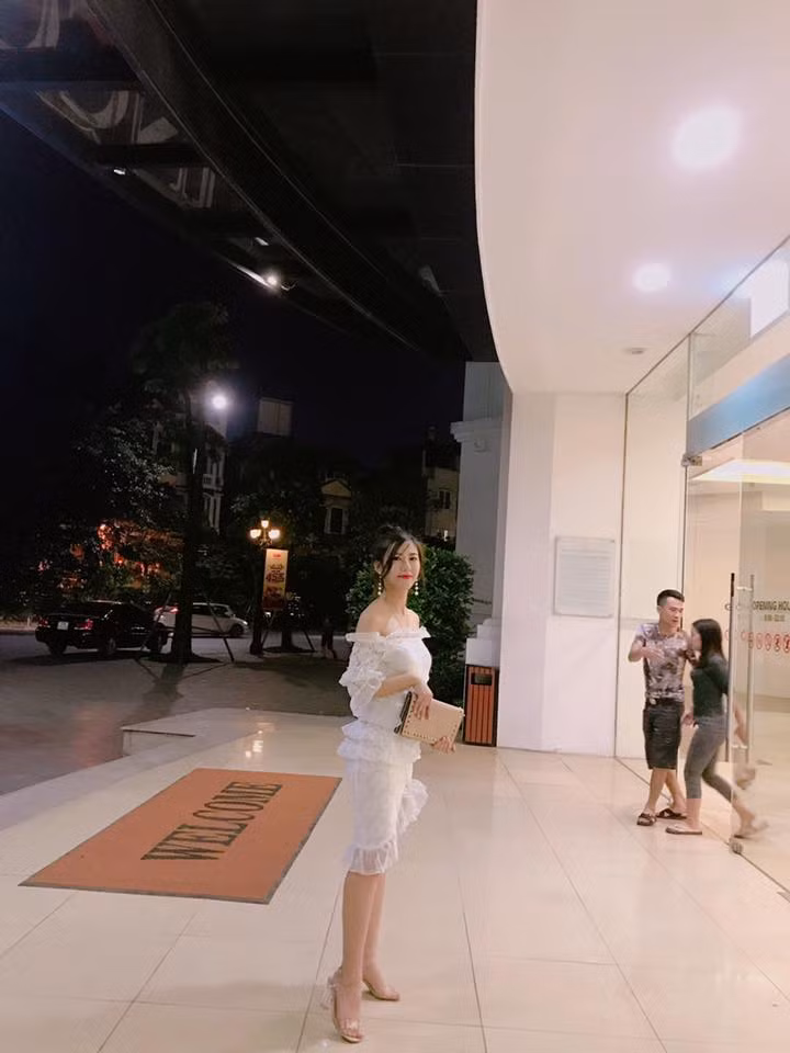 Giai đoạn thực tập vất vả, lấm lem là thế nhưng đời thương Minh Hương lại "lột xác" là một cô "tiểu thư" xinh đẹp và sang chảnh. Chiều cao nổi bật 1m65 cùng thân hình cân đối là lợi thế giúp cô bạn làm thêm nhiều công việc như người mẫu, PG, thu ngân, nhân viên phục vụ, shiper, dịch vụ cưới hỏi...