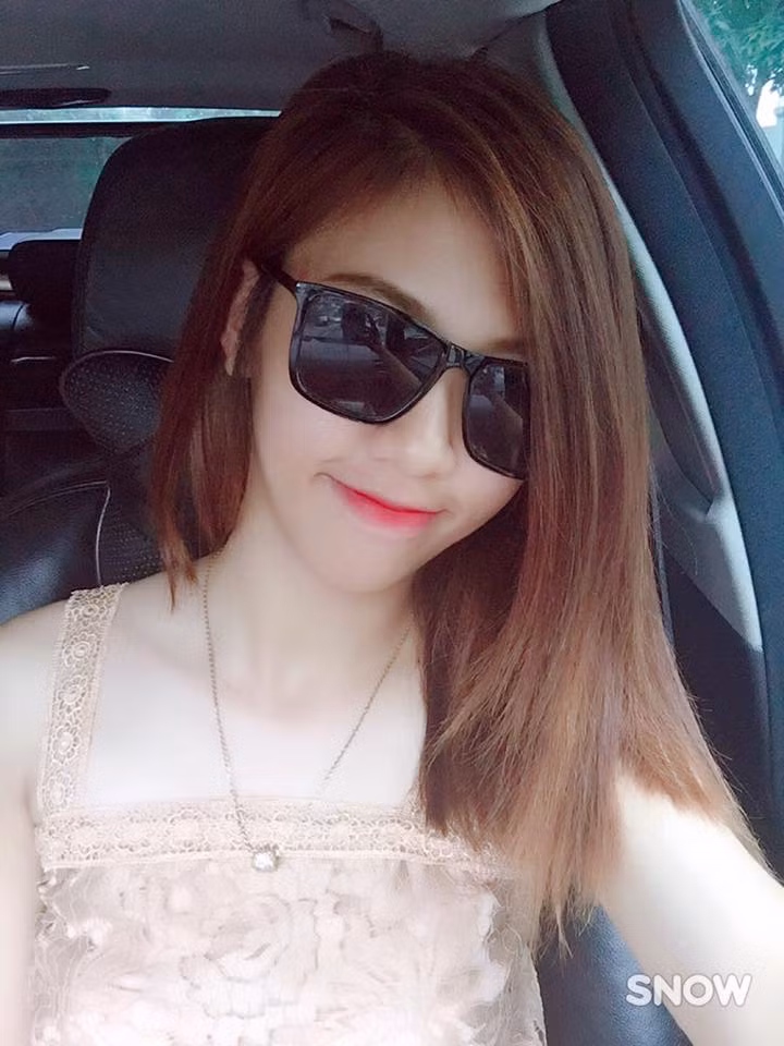 Thời phố thông, Minh Hương từng giành giải nhất thành phố và giải ba tỉnh về thi đấu bóng bàn. Cô bạn cũng có thành tích xuất sắc trong công tác Đoàn.