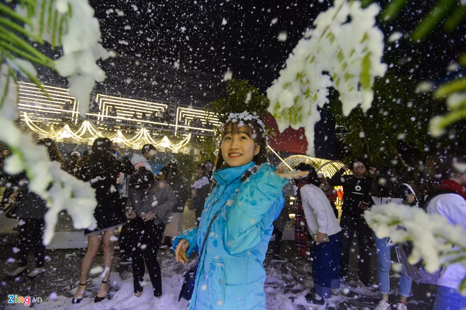 Bạn Ngọc vừa giơ tay đón những bông tuyết, vừa cho biết cô có cảm giác như đang ở Hàn Quốc.
