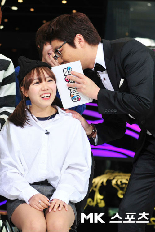 Các khán giả đều bị khuôn mặt tròn trịa và cá tính, đáng yêu của cô lôi cuốn. Đặc biệt, ai cũng nghĩ cô vẫn chỉ là một học sinh trung học. Nhưng thực tế, Hong Young Ki đã kết hôn khi cô mới 21 tuổi.