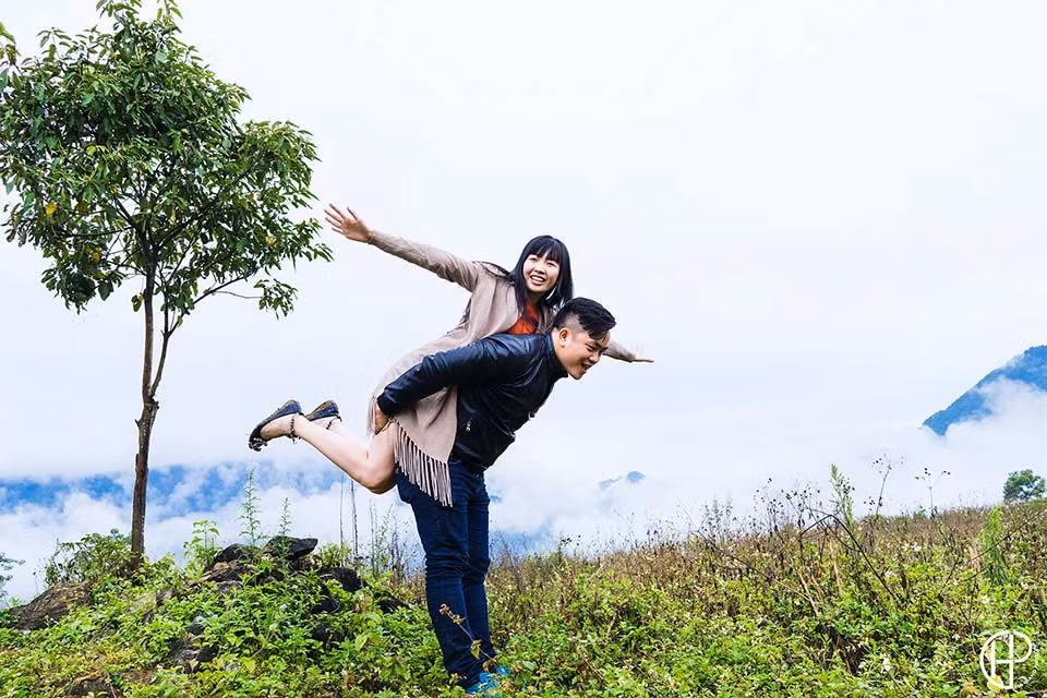 5 năm bên nhau, họ đi qua không ít trắc trở, đặc biệt là sự phản đối của gia đình. Ba mẹ Thanh Thảo không muốn còn làm dâu xa, cho đến chuyện kỵ tuổi. Cả hai chia sẻ đã 'đấu tranh' rất nhiều để được bên nhau.